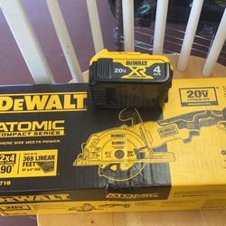 DEWALT ATOMIC 20-Volt MAX Cordless Brushless 4-1/2 in. Circular Saw (1)/Battery 4AH)