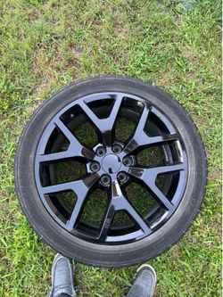 4 Chevy Silverado 22inch 6 lug honeycomb rims/tires