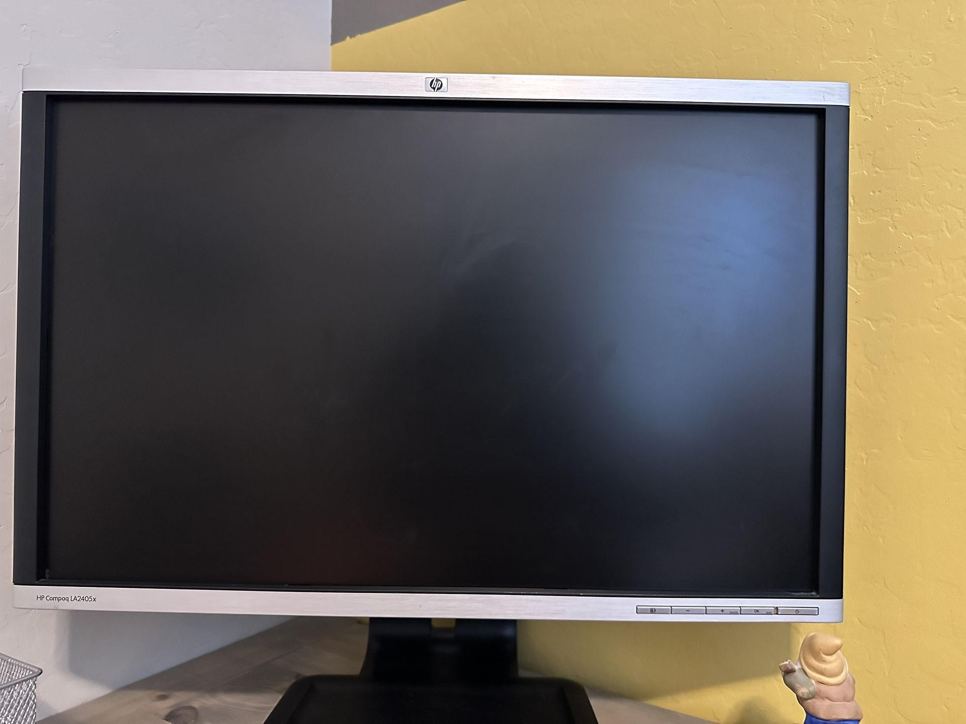 HP Compaq LA2405x Monitors (2 Of Them)