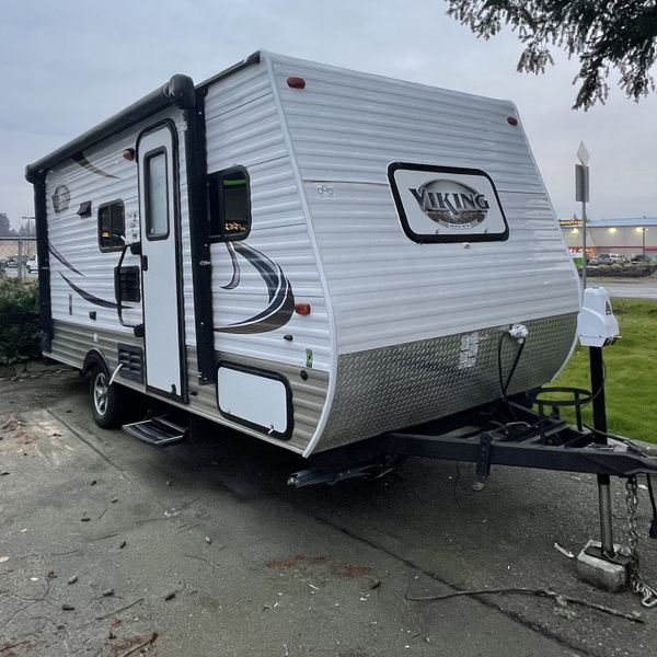 2016 Viking ultralight Travel Trailer sleeps 6 bunkhouse 17 foot Roof