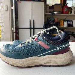 Women Columbia Hiking Shoes- Size 7