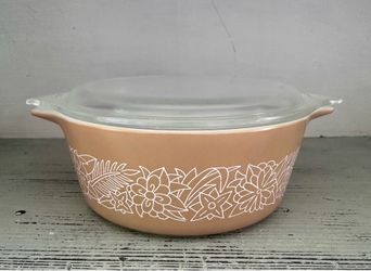 Vintage Pyrex woodland #472 casserole dish with lid  Nice shiny paint.