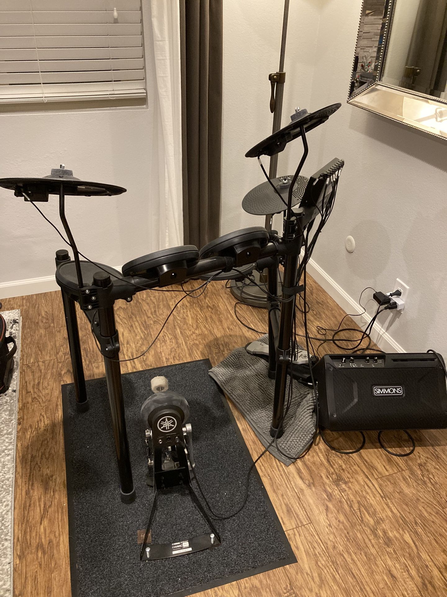 Yamaha DTX452K Electric Drum Set with Amp