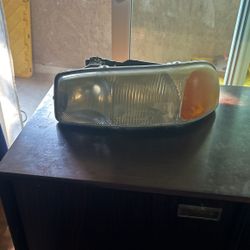 02-06 Yukon Headlight Assembly 
