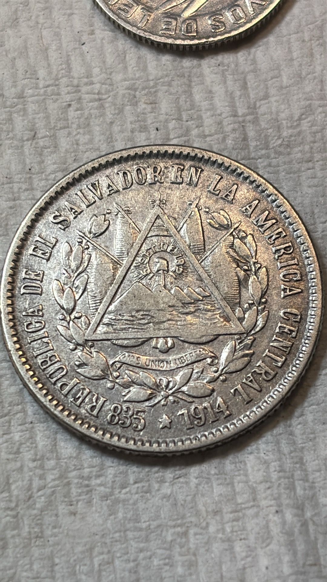 Diferentes tipos de monedas de plata en venta.