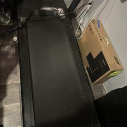 Johnson Fitness & Wellness Horizon 7.0 AT Tredmill