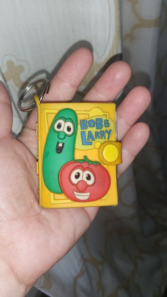 Big Idea's VeggieTales Bob and Larry Veggie Pals Keychain Photo Album 1999