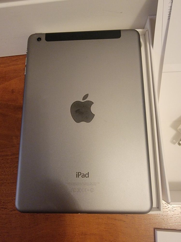 Apple Mini IPOD ..UNLOCK WITH CHARGER. 64 GB 6TH GENERATION.....VERY CLEAN AND GREAT WORKING CONDITION