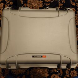 NANUK 930 Hard Case - Silver, Uncut Foam + Padded Strap