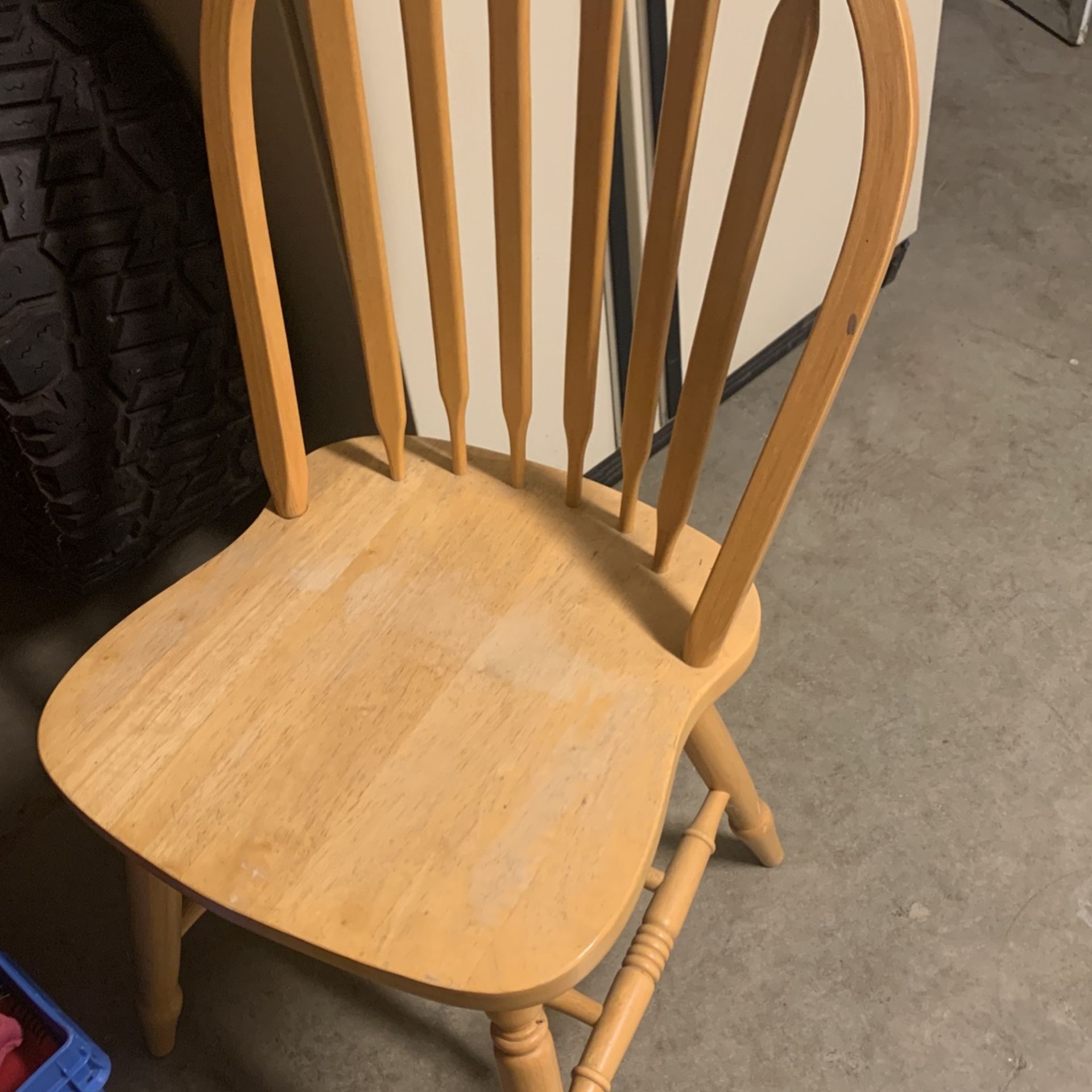 Kitchen Table With 4 Chairs - Like New!