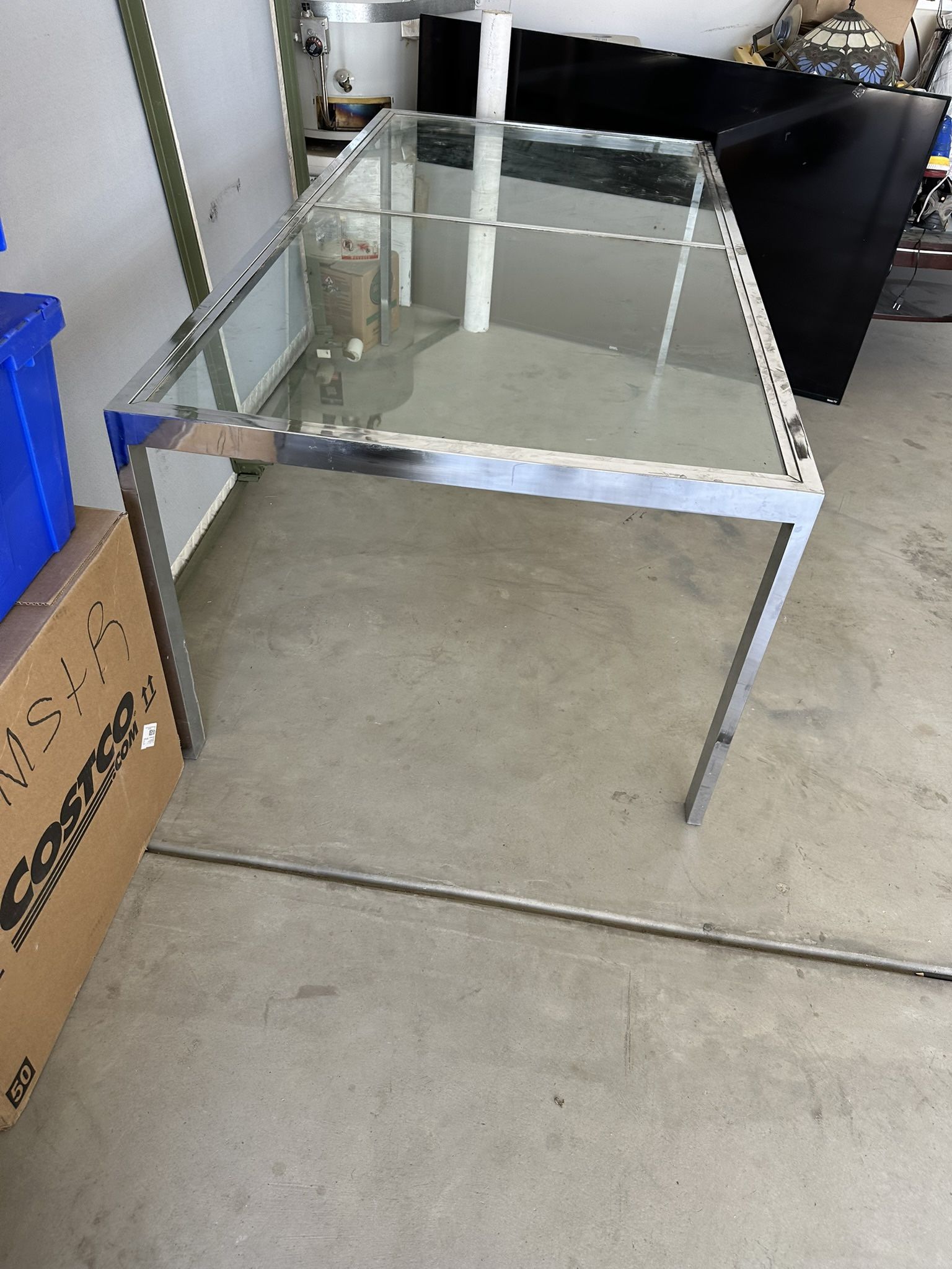Free Glass Table
