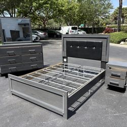 Beautiful Bedroom Set Queen Size Gray Color In Excellent Condition 