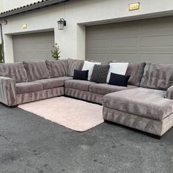 Huge Grey Sectional Couch Sofa From Ashley Furniture In Excellent Condition - FREE DELIVERY 🚚