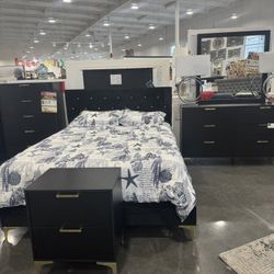 6 PIECE FULL BEDROOM SET. Includes: Queen bed, Dresser, Mirror, Nightstand.