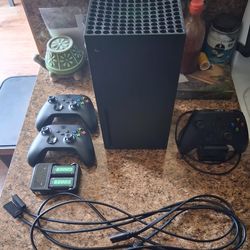 Xbox Series X 1TB 3 controllers and two Chargers