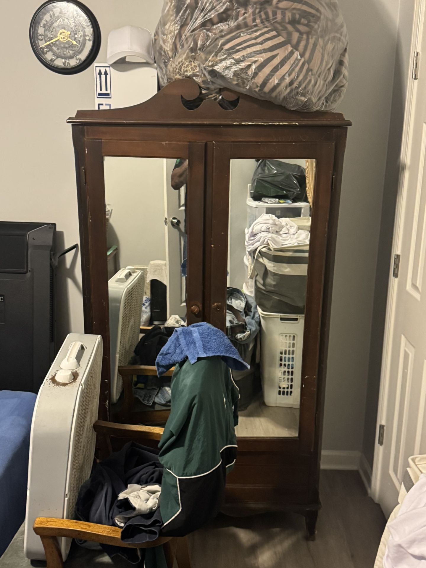 Armoire W/mirror