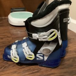22.5 kids 4/4.5 Salomon ski boots 