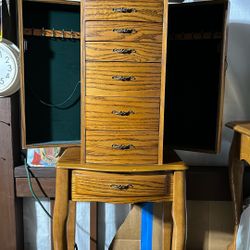 11 deportment’s  Jewelry Stand like new