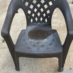 4 Plastic Chairs 