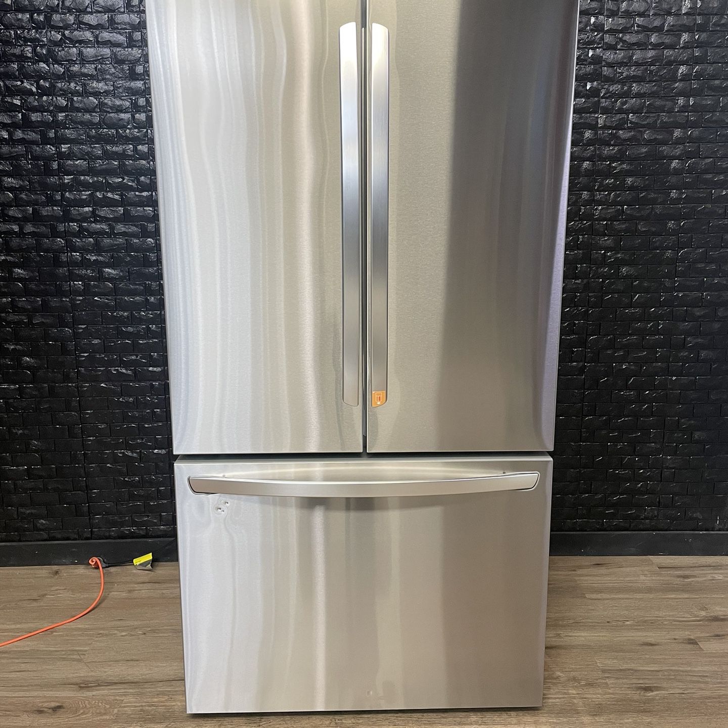 LG Refrigerator w/Warranty! R1692A