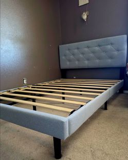 GRAY TUFTED UPHOLSTERED  PLATFORM BED