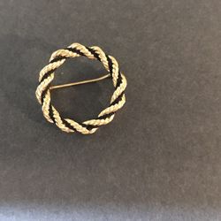 Goldtone Circle  Brooch   Goldtone Rope  Entwined With Black Enamel Rope  1 1/5”   Vintage