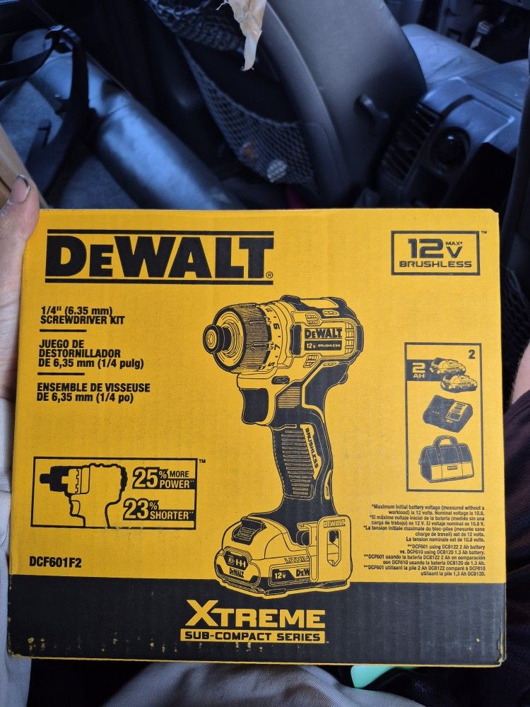 DEWALT
12
BRUSHLESS
1/4" (6.35 mm) SCREWDRIVER KIT