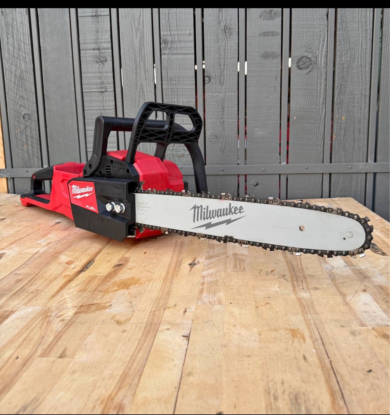 Milwaukee M18 FUEL 16 in. 18V Lithium Ion Brushless Battery Chainsaw (Tool Only
