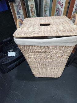 Wicker Laundry Hamper with Lid and Liner