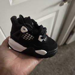 Jordan 4 Black Thunder