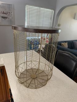 Entry Table / Basket