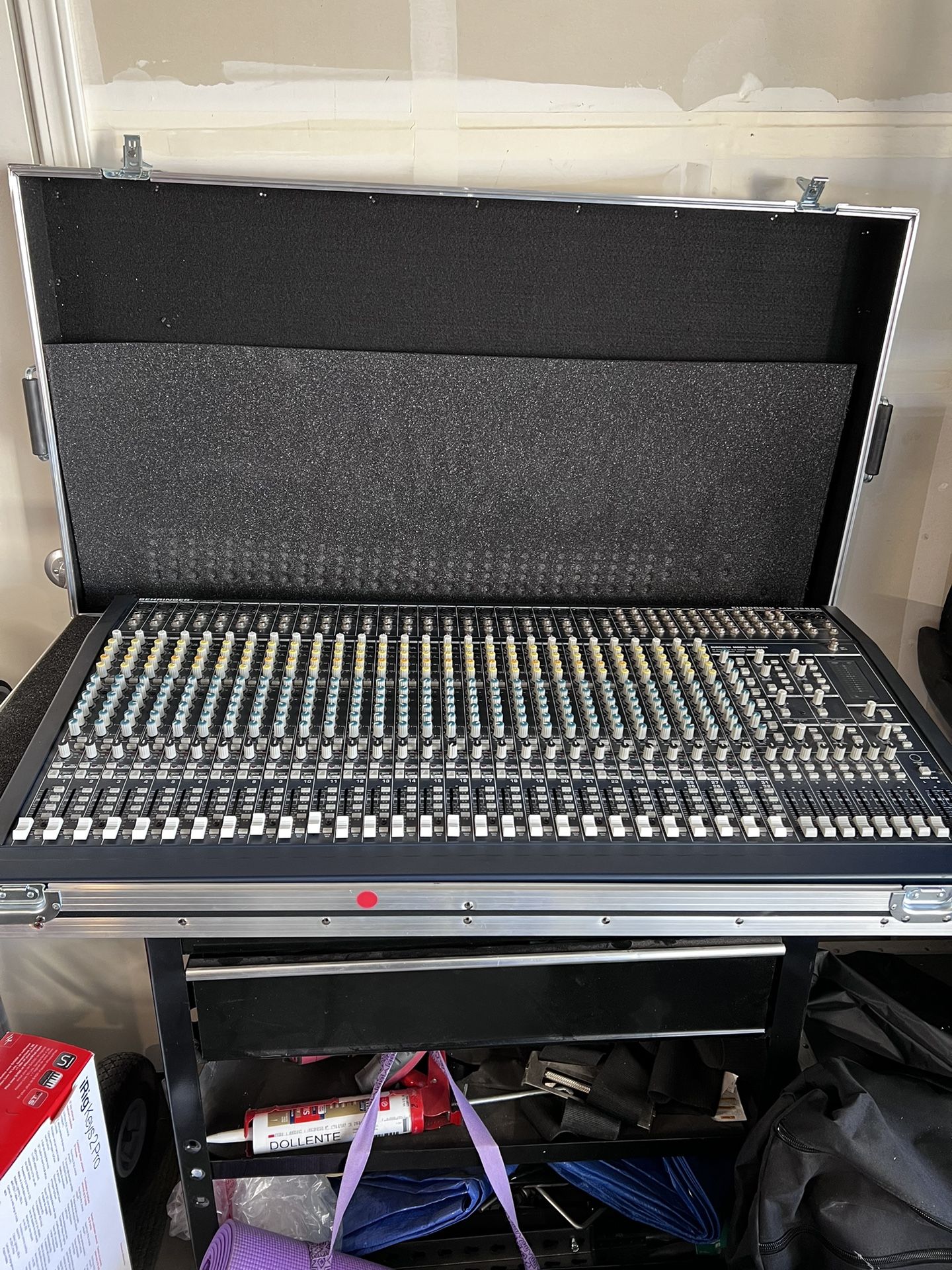 Behringer Eurodesk MX3282A 32-Channel 8-Bus Mixer