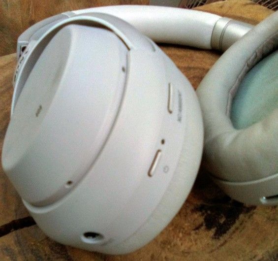 Sony Noise Canceling Headphones In Great Cond 
