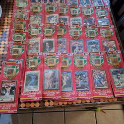 32 BASEBALL CARDS AND PINS 