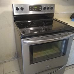 Frigidaire Glass Top Stove Like Brand New Condition For Sale In Pine Hills 375