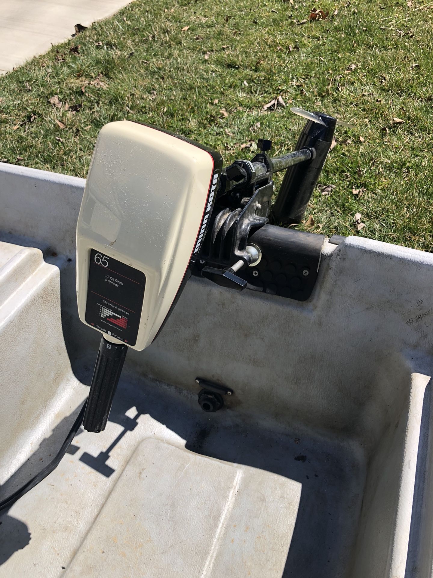 9.4’ Basstender bass boat with 2 trolling motors for Sale in Wilmington