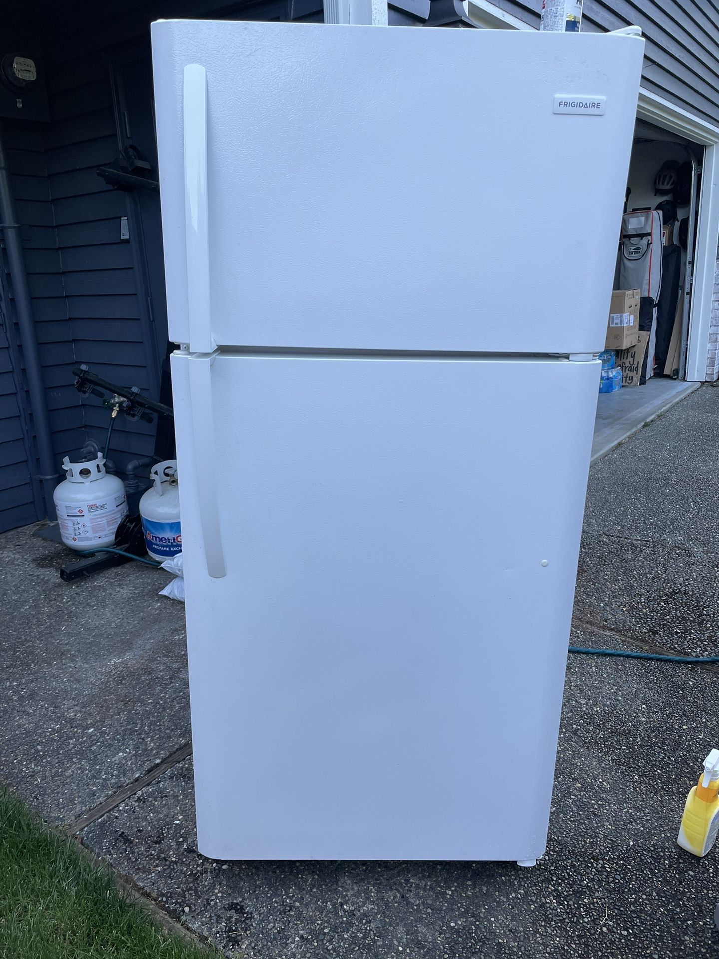Very Clean near NEW 18/20 Cubic Ft Refrigerator PERFECT For Apartment Mother In Law Smaller Home