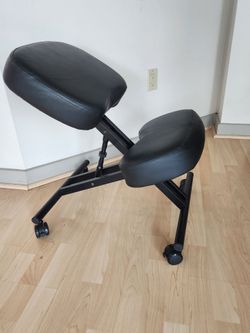 Ergonomic kneeling chair