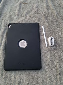 12.9 BIG Ipad pro 2018 2nd gen old but works no cracks no dents $220! 128GB firm. $100! Extra pencil. $320! All. Trade up challenge all works 100%