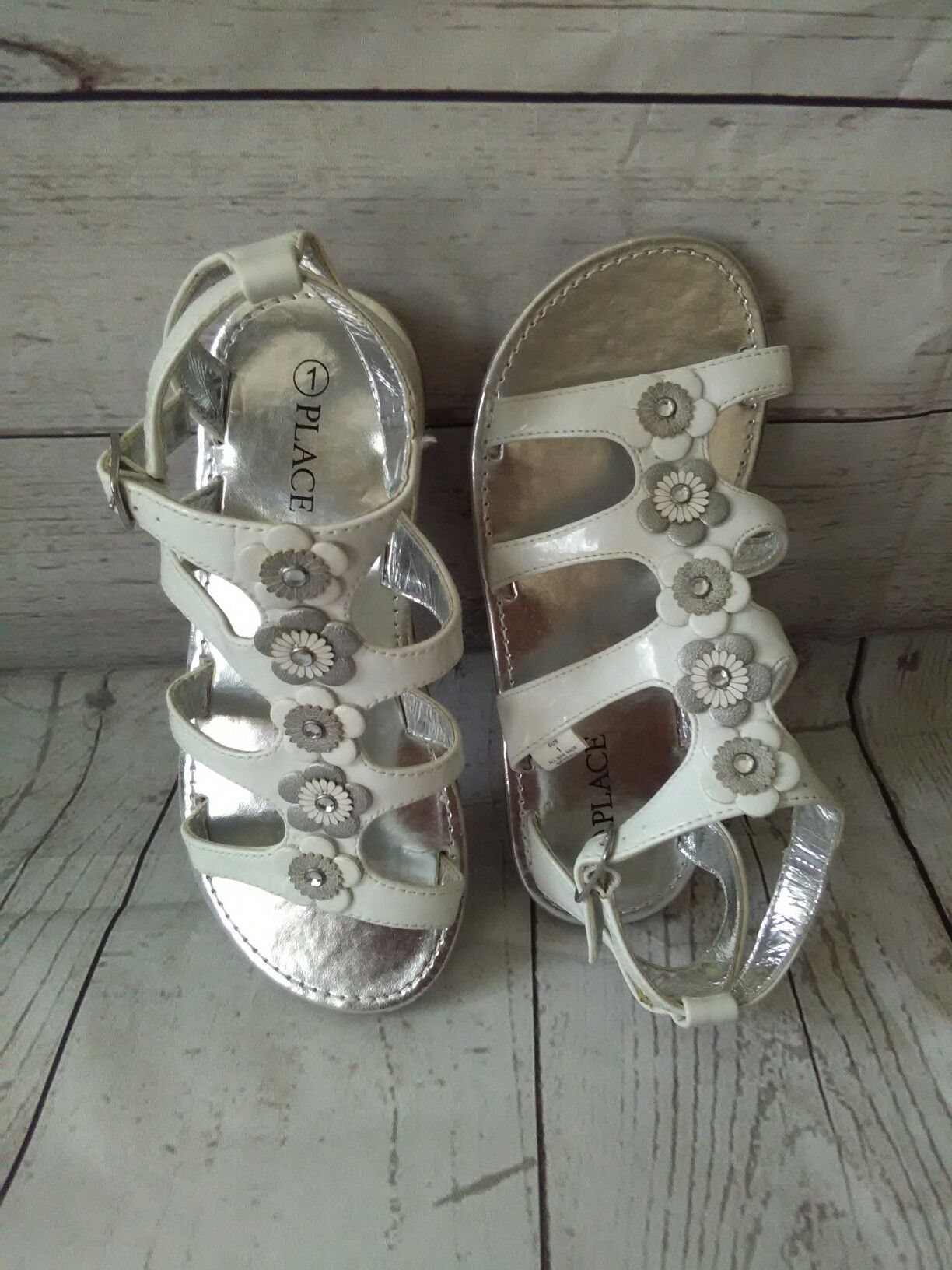 Brand New Beautiful Sandal , girl's size 1 ... ( Never used )