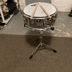 SNARE DRUM WITH STAND AND STICKS 