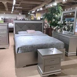 Bedroom Set Queen For Sale. New!!