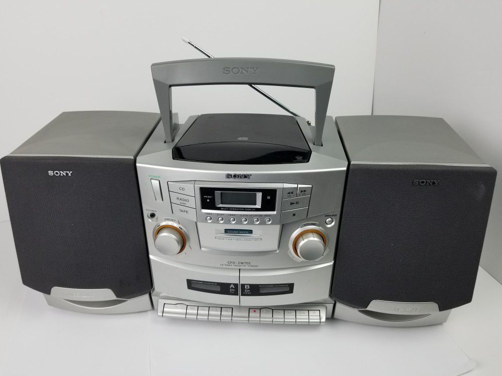 Sony Boombox cassette player am fm radio CD player Radio fully functional detachable speakers.Portable!