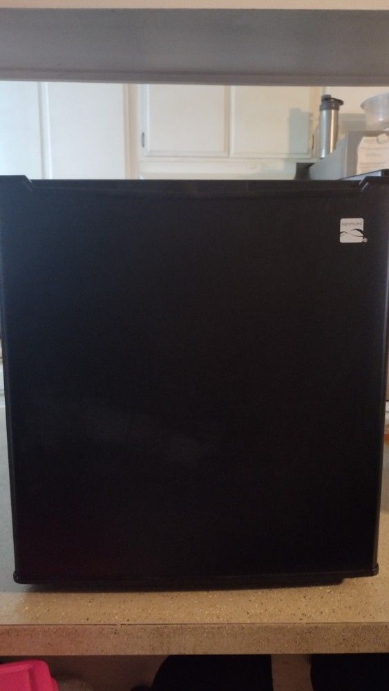 KENMORE MINI MINI FRIDGE IN EXELENT WORKING CONDITION FOR ONLY $65