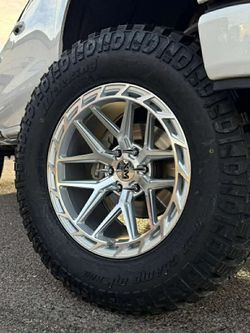 20x10 XM Rines Y Llantas 37/1350/20 Mileking MT