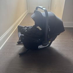Nuna Pipa Baby Carrier/car seat 
