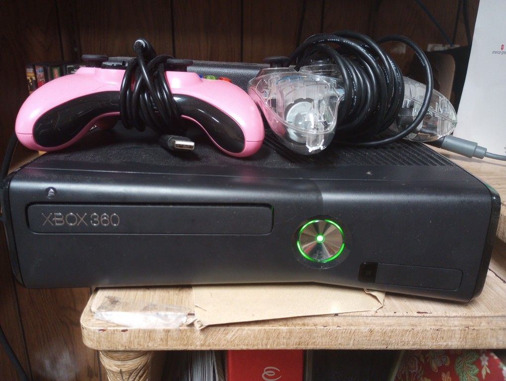 XBOX 360 W/ KINECT, 11 GAMES, 2 CONTROLLERS GTA 5