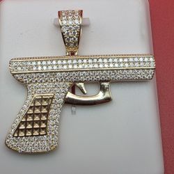 🔥 Iced-Out Statement Pendant — Clean, Bold, Eye-Catching