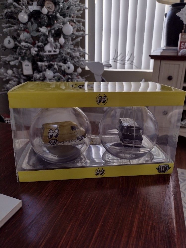 M2 Machines  Moon Eyes Van Set. 2024