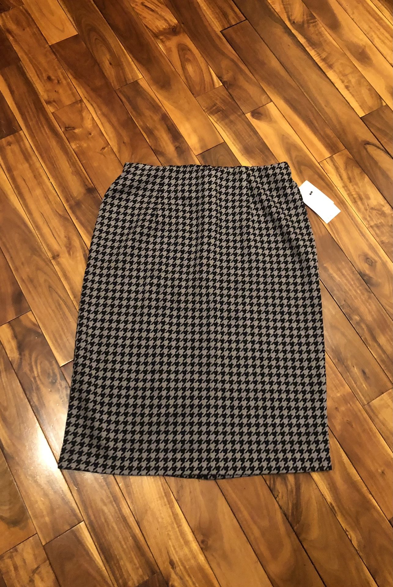 Women’s Skirt Size Medium (New With Tags)